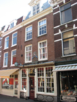 820710 Gezicht op de voorgevel van het pand Schoutenstraat 13 (Van Leest Antiek) te Utrecht.N.B. Voorheen was hier de ...
